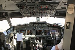 Vista de la cabina de mando de un Boeing 737 operado por Ryanair