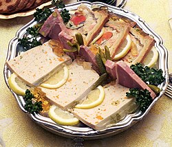 Diversos patés y terrinas.