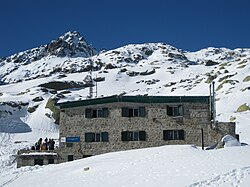 Refugio Elola en el circo de Gredos