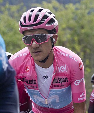 Richard Carapaz vistiendo la Maglia Rosa