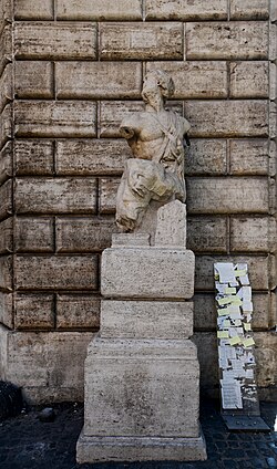 Estatua de Il Pasquino situada en una calle de Roma.