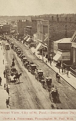 Desfile conmemorativo del Día de la Decoración en St. Paul, Minnesota, en el año 1870.