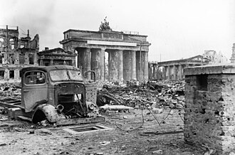 Estado de la Puerta de Brandeburgo y el centro de Berlín tras la rendición alemana en junio de 1945.