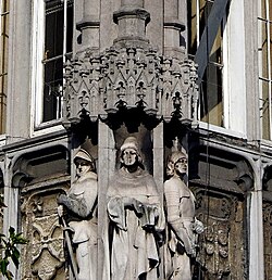 Estatua del siglo XIX de Jean d'Outremeuse en el Palais Provincial en Lieja