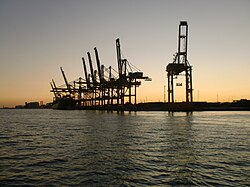 Grúas de carga en el puerto