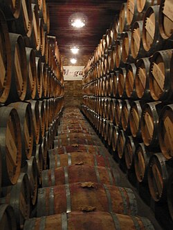 Barriles de vino en La Rioja, España