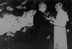 Pío XII durante su radiomensaje de Navidad de 1944.