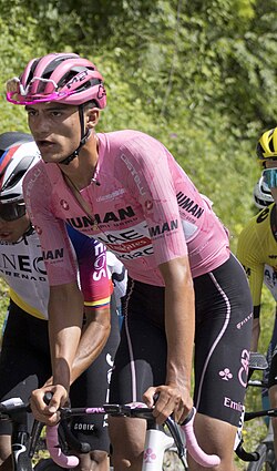 Del Toro portando la maglia rosa en el Giro de Italia