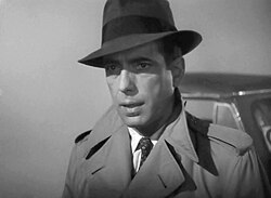 Humphrey Bogart en una escena cinematográfica