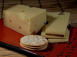 Uno de los quesos más típicos de Suiza es el Emmental.