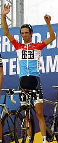 Fränk Schleck vistiendo el maillot de campeón de Luxemburgo