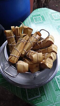 Bollos panameños envueltos en hojas de caña