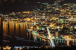 Vista nocturna de la ciudad de Lecco