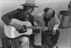 Allen Ginsberg junto a Bob Dylan