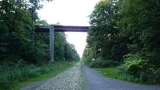 Puente ferroviario sobre el tramo adoquinado