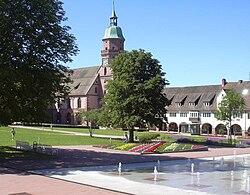 Plaza del mercado e iglesia