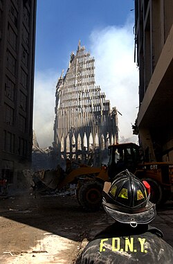 Un bombero de Nueva York observa los restos de la Torre Sur dos días después de los atentados del 11 de septiembre de 2001.
