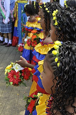 Niñas sanandresanas en una muestra cultural