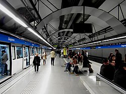 Andén de la estación de metro Sagrera