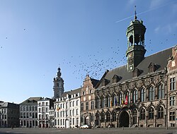 Plaza central y ayuntamiento de Mons
