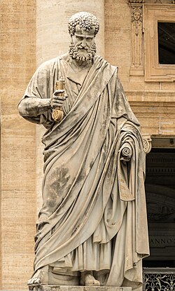 Estatua de San Pedro en la plaza de San Pedro de Roma.