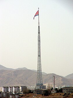 La bandera de Corea del Norte ondeando en un asta de 160 m en Kijong-dong