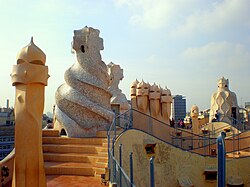Azotea de la Casa Milà con sus chimeneas y elementos escultóricos