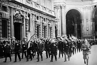 Emanuele Filiberto de Saboya asistiendo a un desfile fascista en Milán en noviembre de 1928.