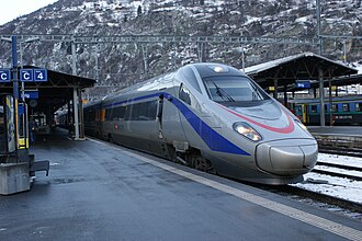 Tren ETR 610 estacionado en las vías de la estación de Brig
