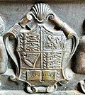 Escudo grabado en relieve en un parque