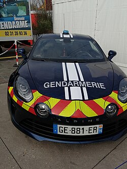 Vehículo Renault Alpine de la Gendarmería Nacional visto de frente