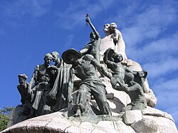 Detalle del grupo frontal del monumento