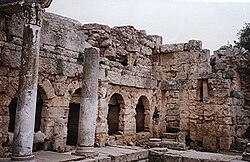 Restos de las termas romanas en el yacimiento arqueológico de Corinto.