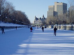 Pista de hielo natural en la superficie del Canal Rideau, en Canadá