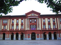 Ayuntamiento de Éibar en la plaza de Untzaga