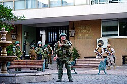 Fuerzas de seguridad desplegadas durante un estado de excepción en Chile.