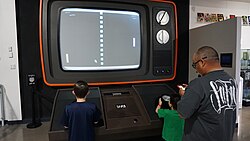 Personas jugando a una versión a gran escala del videojuego Pong en un museo