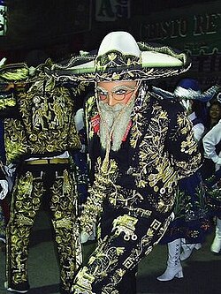Participantes con trajes tradicionales en el Carnaval de Chimalhuacán.