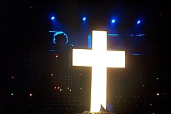 Justice tocando en el club Fabric junto a su icónica cruz luminosa