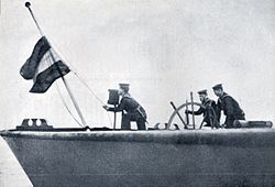 Arriando la bandera alemana tras la incautación de buques