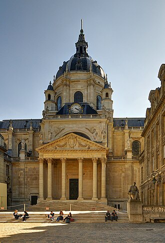 Vista general y fachada de la histórica Universidad de la Sorbona en París