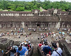 Turistas recorriendo las instalaciones de Angkor Wat