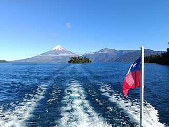 Navegación en el lago Todos los Santos con entorno montañoso