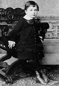 Fotografía de Albert Einstein a los 3 años en 1882.