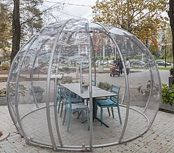 Disposición de mesas y sillas en una terraza urbana