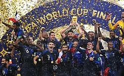 Jugadores de la selección de fútbol celebrando la victoria en una copa mundial.