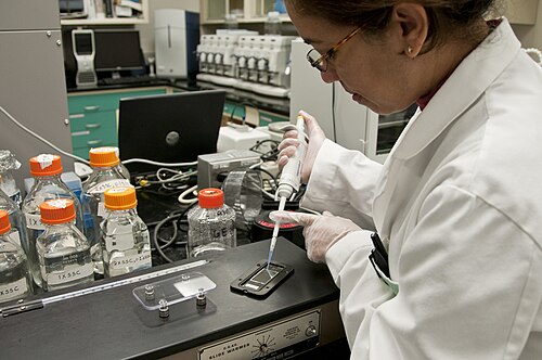 Un toxicólogo trabajando en el interior de un laboratorio.