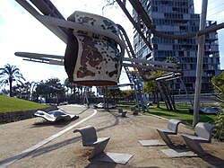 Elementos estructurales y diseño moderno del parque