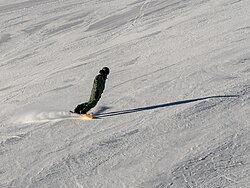 Snowboard alpino en una pista preparada en el Tirol, Austria.