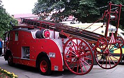 Camión de bomberos clásico Dennis P12 de 1951 de la Brigada de Bomberos de Wiltshire.